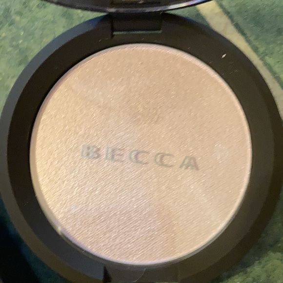 BECCA Shimmering Skin Perfector Pressed Highlighter Prismatic Amethyst - Picture 15 of 16